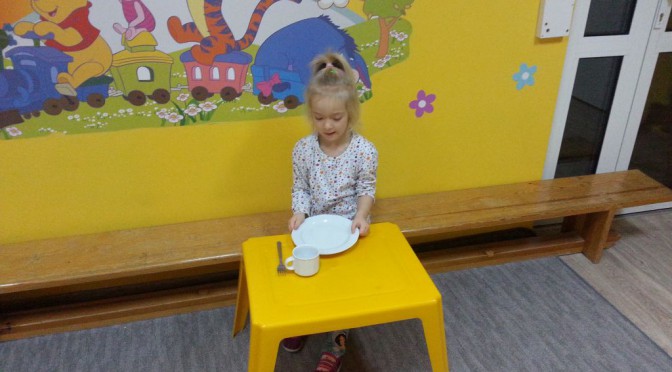 Tygryski nakrywają do stołu