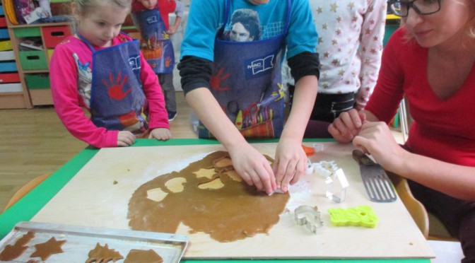 Krasnale pieką pierniki