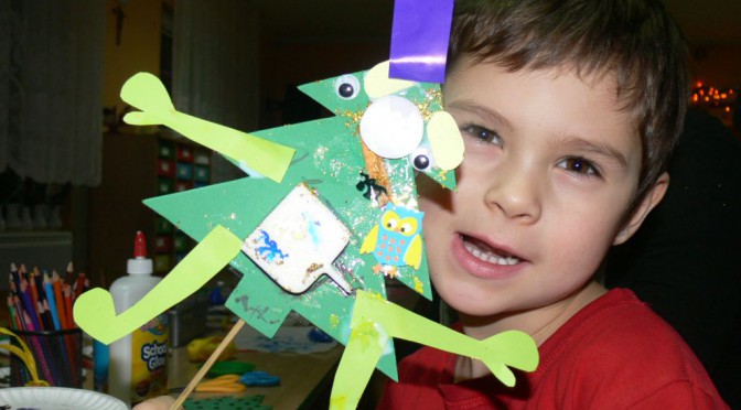 Tygryski ozdabiają choinkę