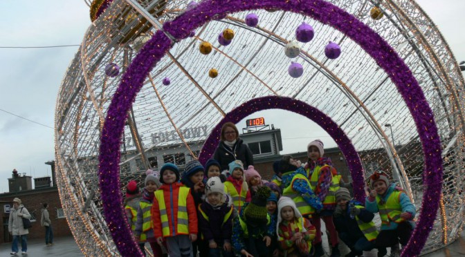 Krasnale podziwiają bombkę