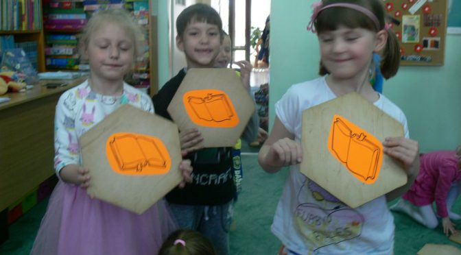 Krasnale wpadają do książki