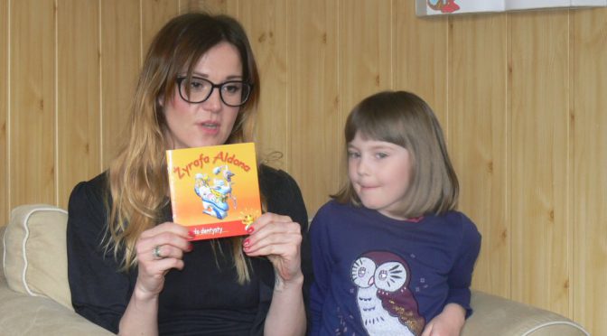 Krasnale i żyrafa Aldona