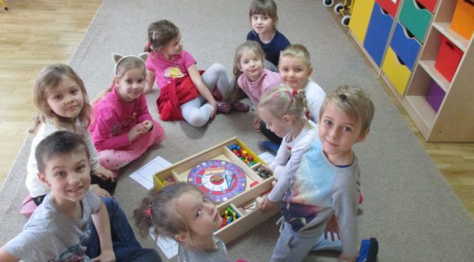 Kangurki i zabawy figurami geometrycznymi