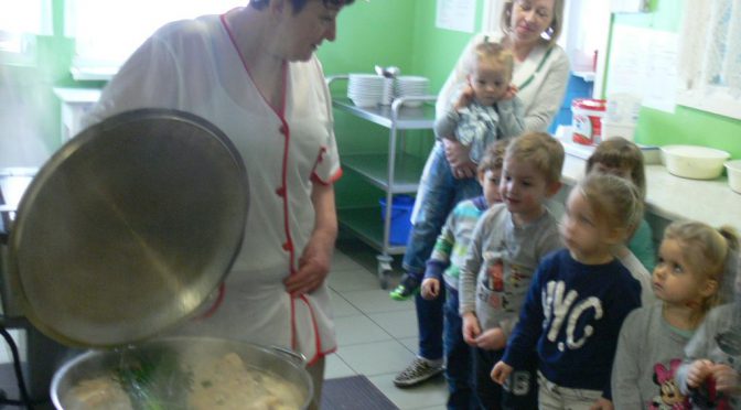 Kotki w przedszkolnej kuchni