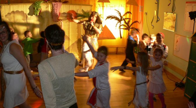 Bal pod piramidami :-)