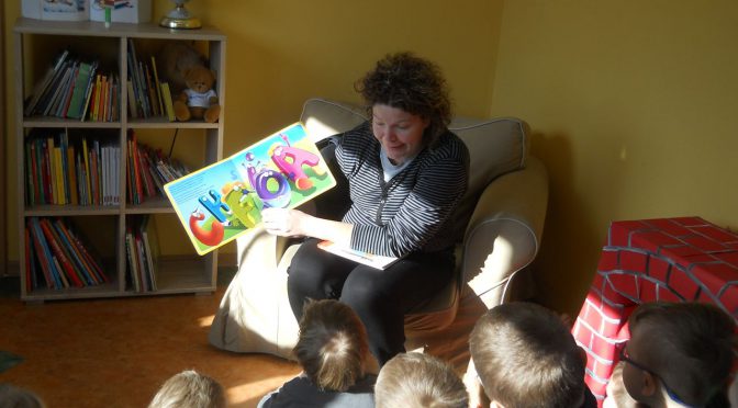 Tygryski czytają o literkach