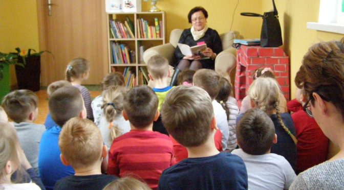 Kangurki czytają bajki