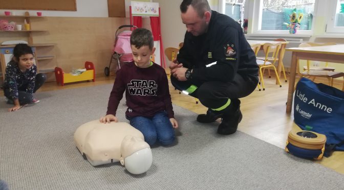 Kangurki poznają pracę strażaków