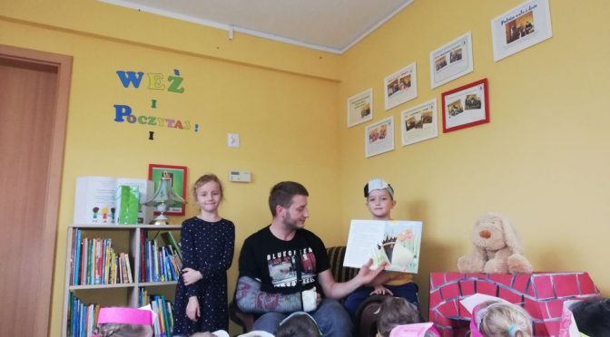 Kangurki czytają o Kurce Adeli