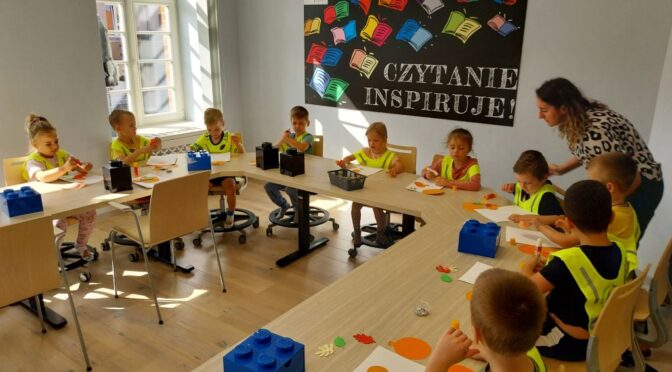 Tygryski w jesiennej bibliotece