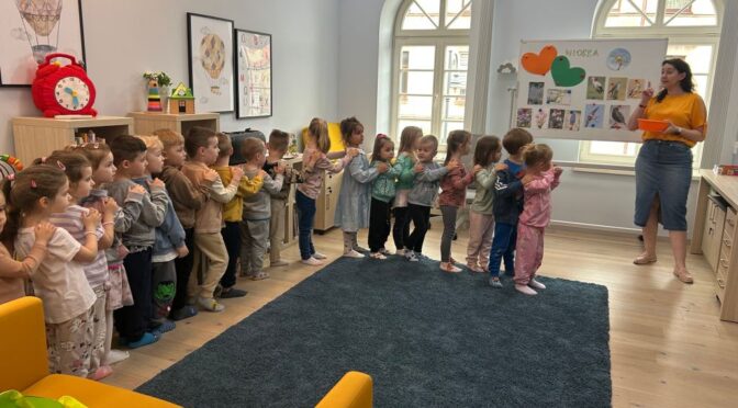 Misie w wiosennej bibliotece